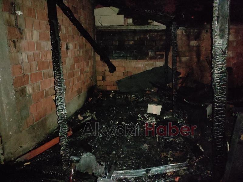 Akyazı'da metruk evde yangın