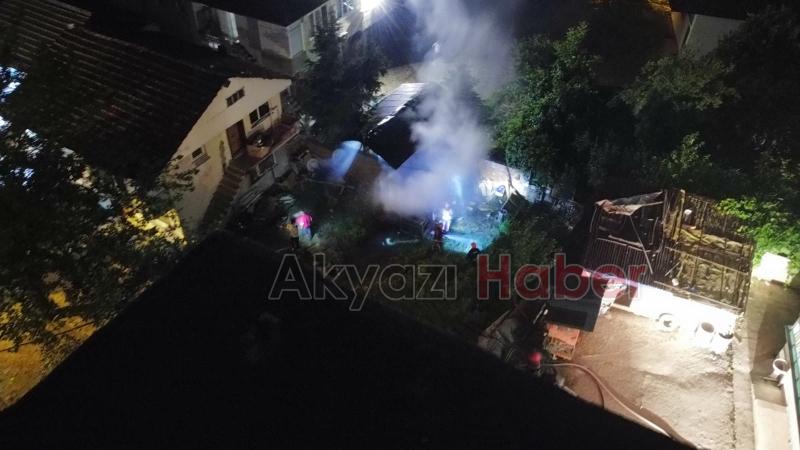 Akyazı'da metruk evde yangın