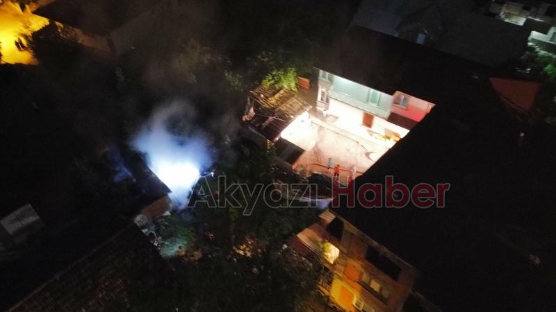 Akyazı'da metruk evde yangın