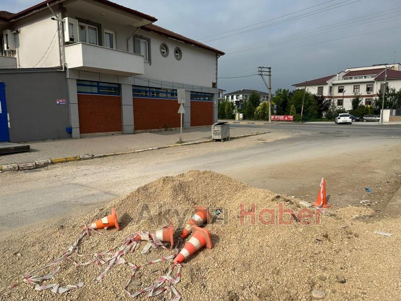 Mıcır yığını kaza riski oluşturuyor şikayeti