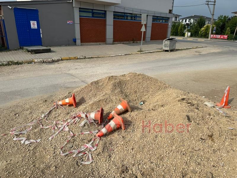 Mıcır yığını kaza riski oluşturuyor şikayeti