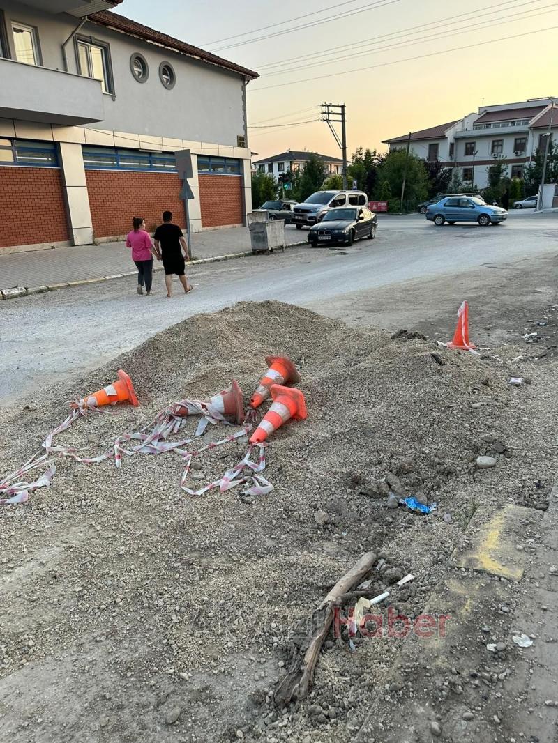 Mıcır yığını kaza riski oluşturuyor şikayeti