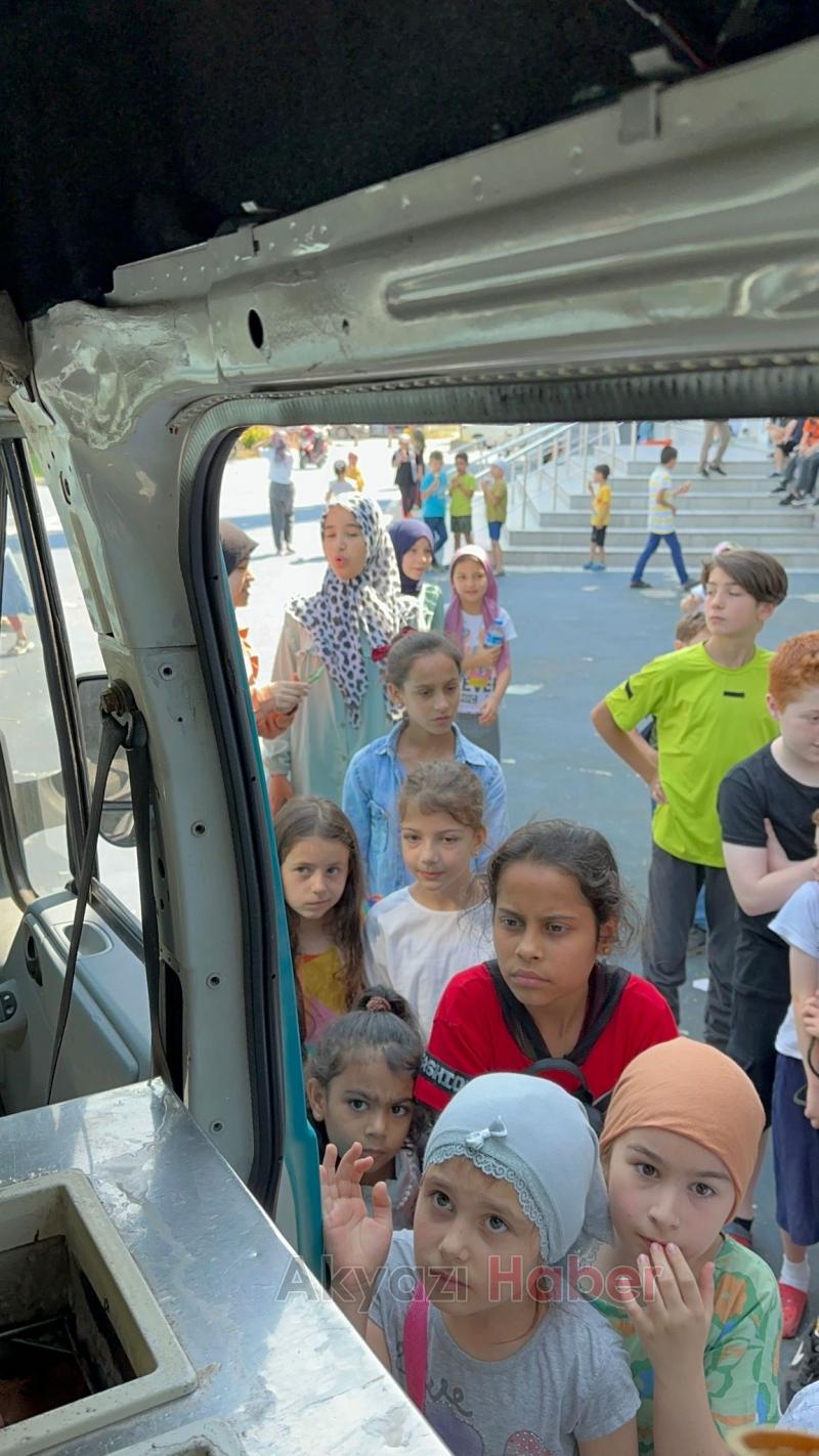 Akyazı'da çocuklara dondurma ikramı yaptı