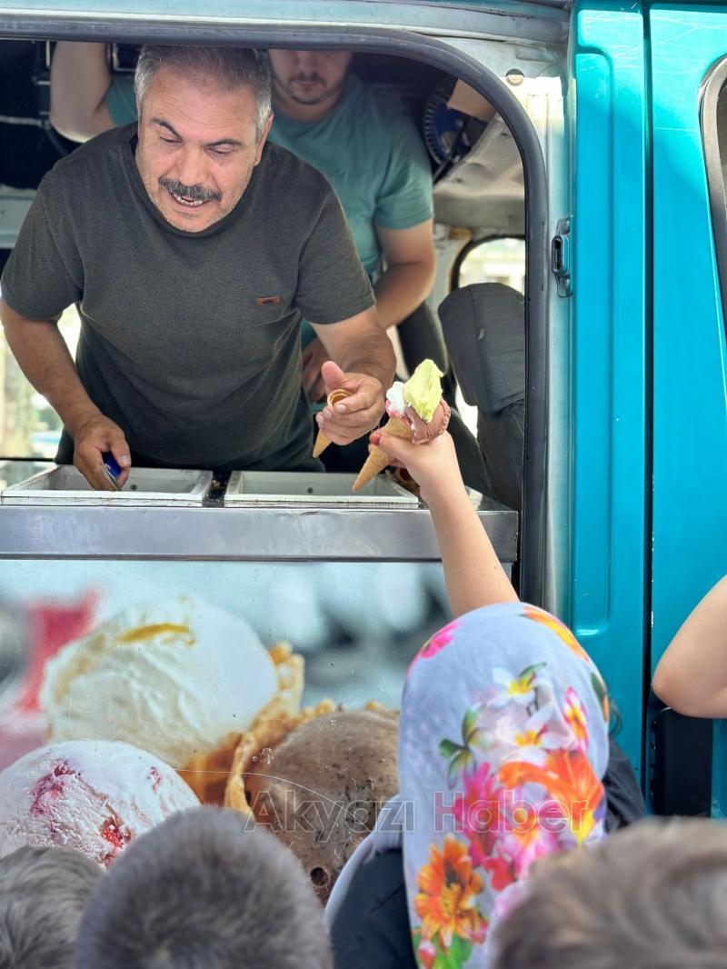 Akyazı'da çocuklara dondurma ikramı yaptı