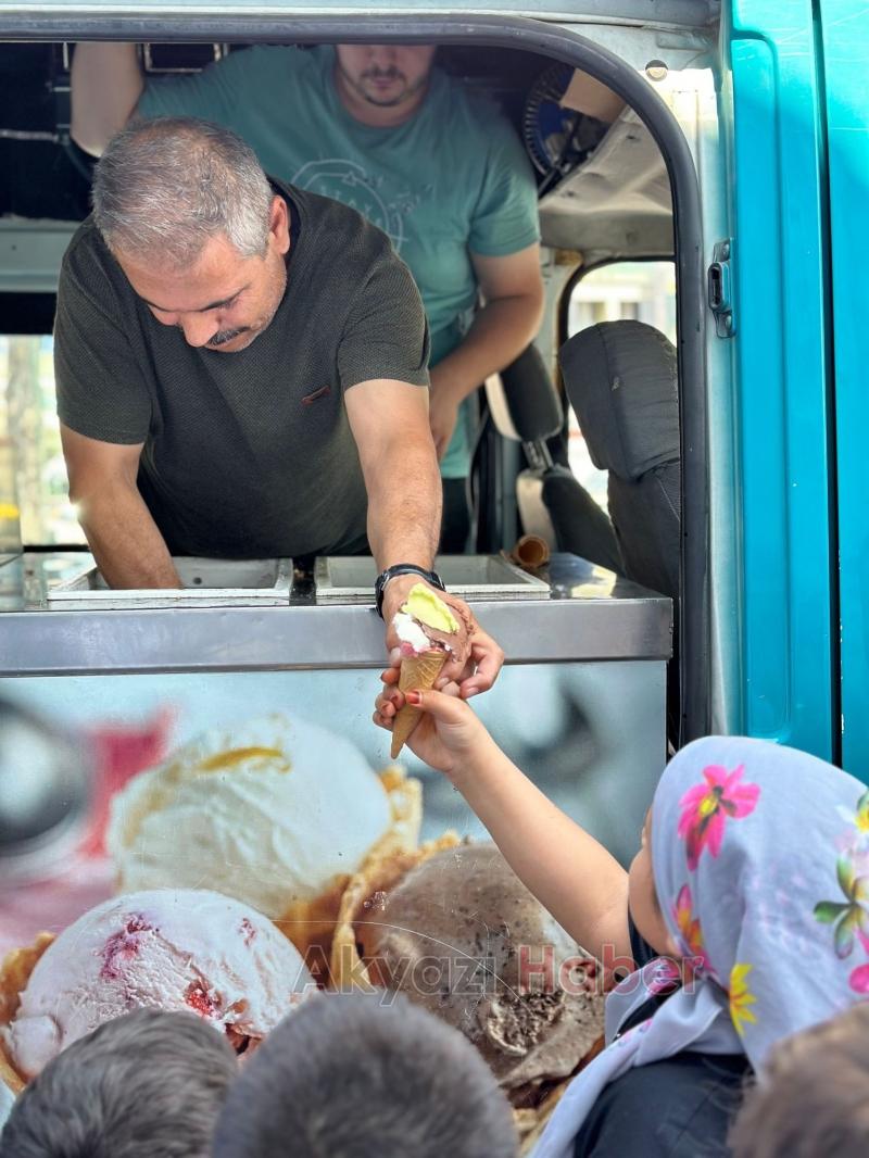 Akyazı'da çocuklara dondurma ikramı yaptı