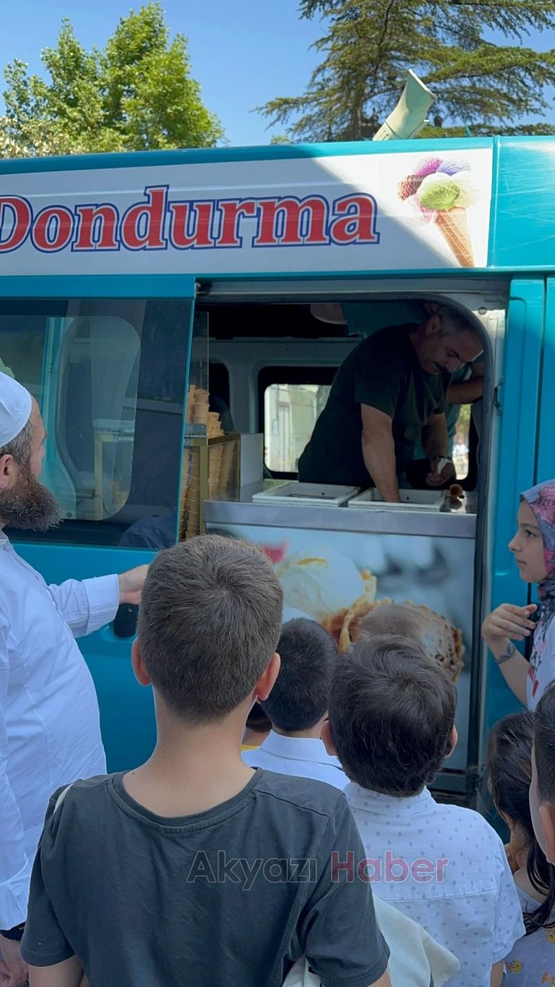 Akyazı'da çocuklara dondurma ikramı yaptı
