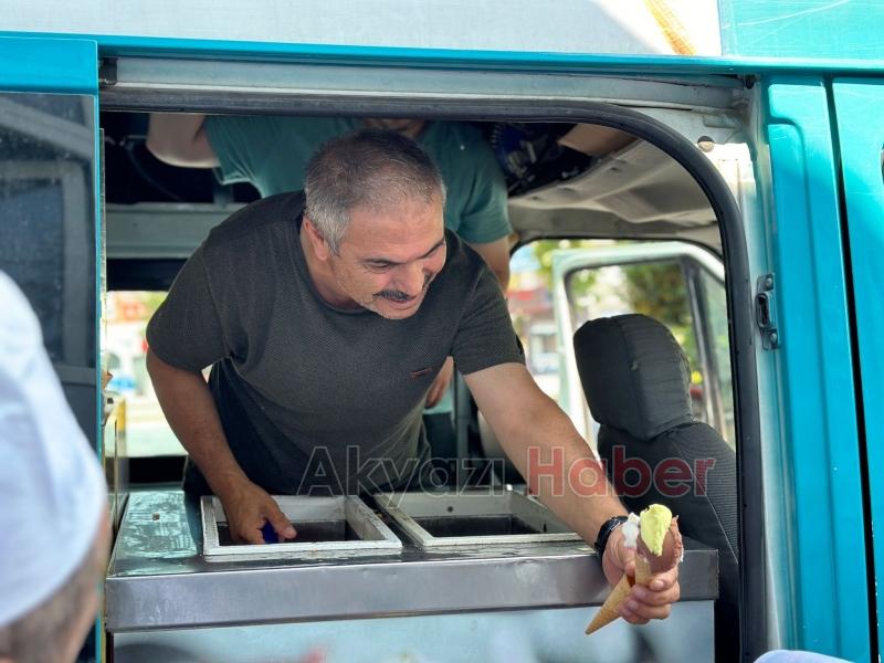 Akyazı'da çocuklara dondurma ikramı yaptı