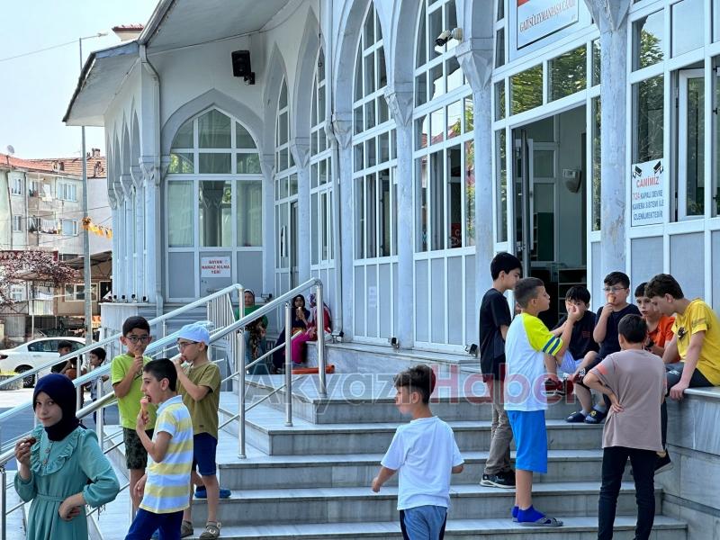 Akyazı'da çocuklara dondurma ikramı yaptı