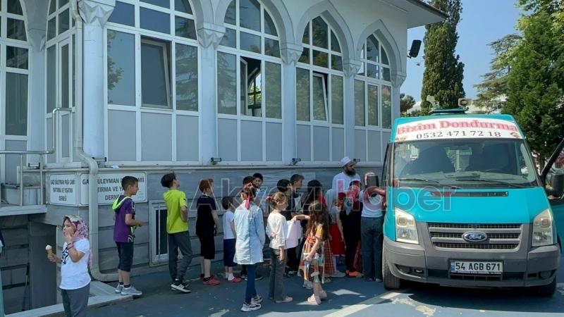 Akyazı'da çocuklara dondurma ikramı yaptı