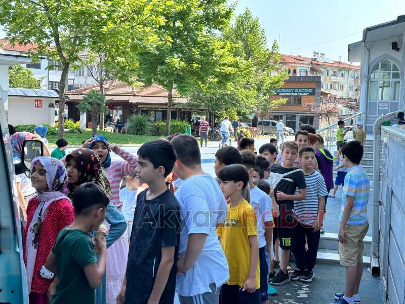 Akyazı'da çocuklara dondurma ikramı yaptı