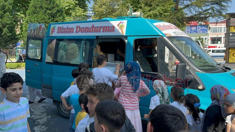 Akyazı'da çocuklara dondurma ikramı yaptı