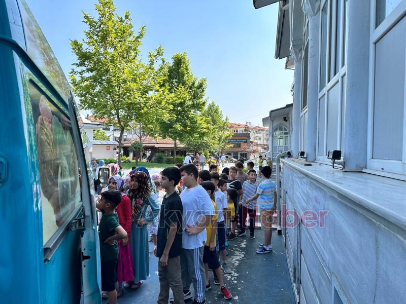 Akyazı'da çocuklara dondurma ikramı yaptı