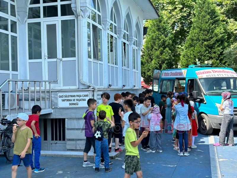 Akyazı'da çocuklara dondurma ikramı yaptı