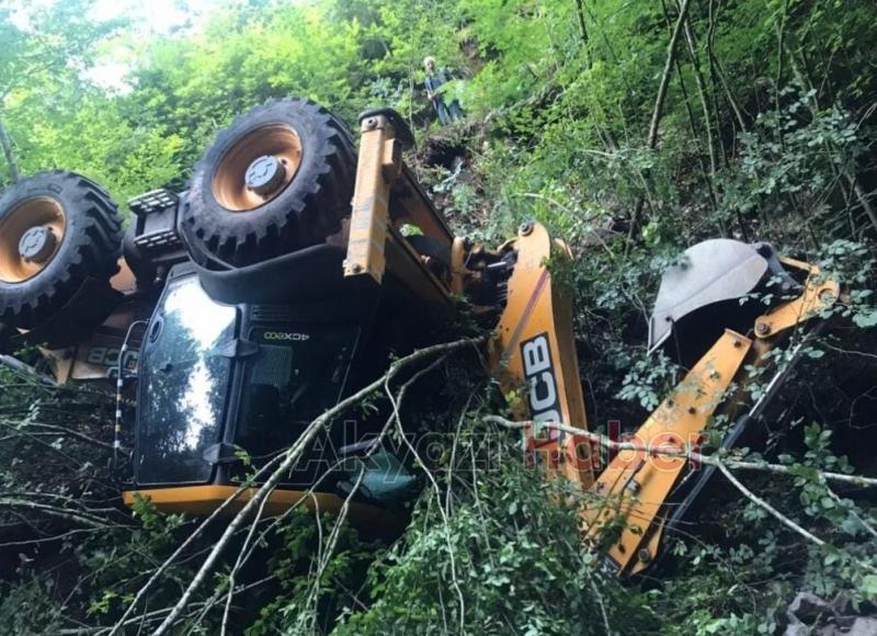 Çamdağı'nda iş makinesi uçuruma uçtu