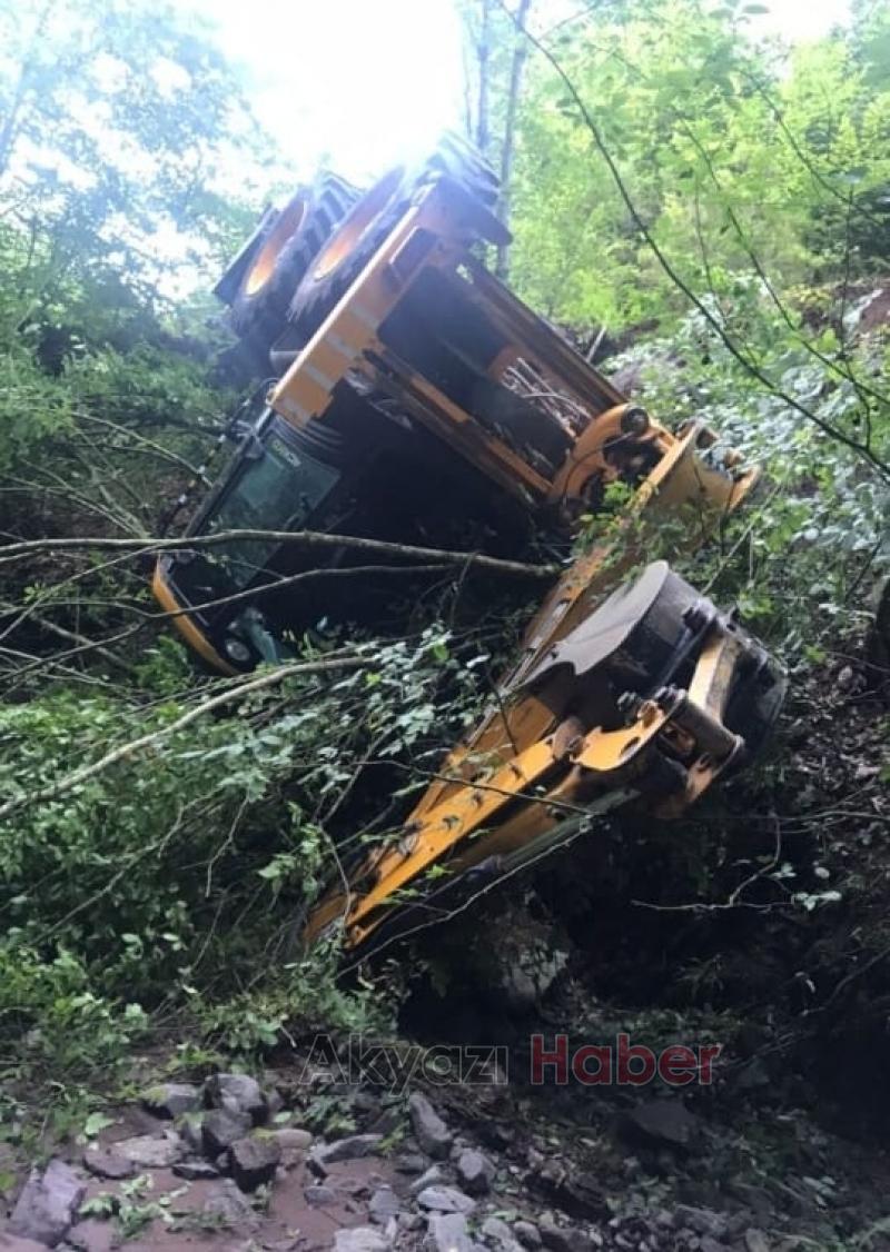 Çamdağı'nda iş makinesi uçuruma uçtu