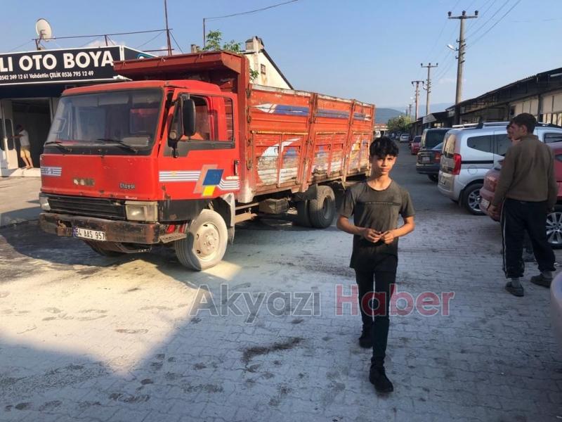 Yanan kamyoneti hortumla su tutup söndürdüler