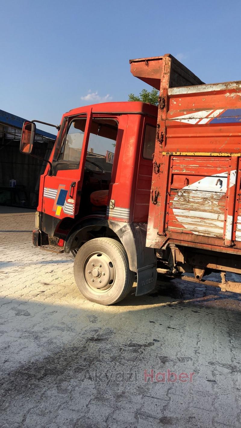 Yanan kamyoneti hortumla su tutup söndürdüler