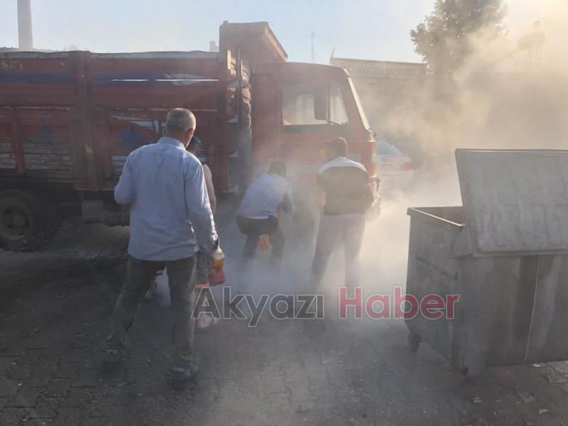 Yanan kamyoneti hortumla su tutup söndürdüler