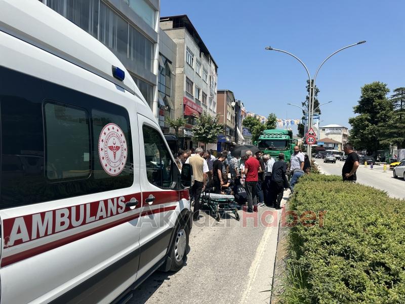 Aracın aynasının çarptığı motosikletli düşüp yaralandı