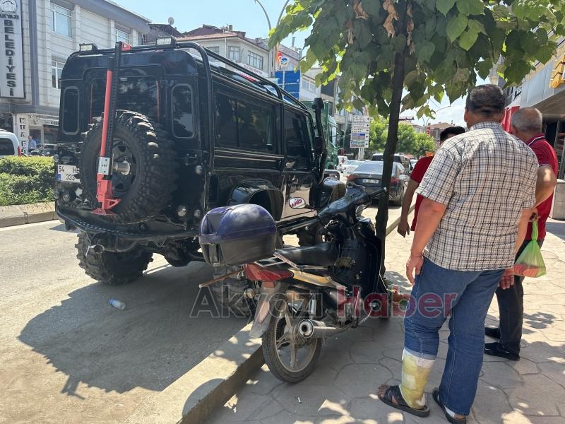 Aracın aynasının çarptığı motosikletli düşüp yaralandı