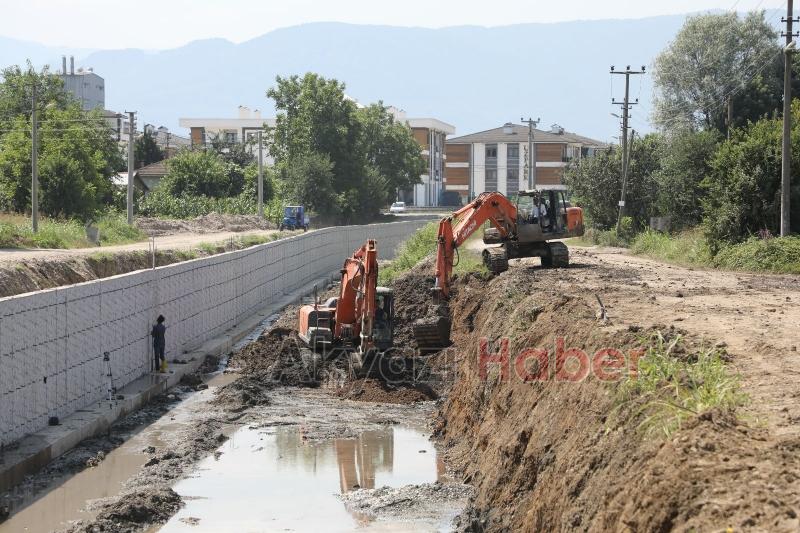 DSİ Karacasuda temizlik ve betonarme kanal yapıyor