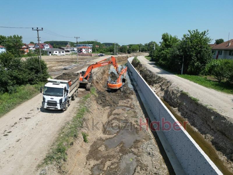 DSİ Karacasuda temizlik ve betonarme kanal yapıyor
