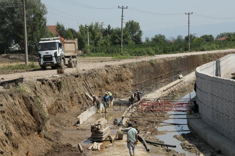 DSİ Karacasuda temizlik ve betonarme kanal yapıyor