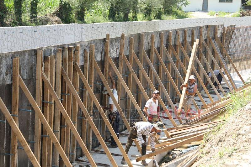 DSİ Karacasuda temizlik ve betonarme kanal yapıyor