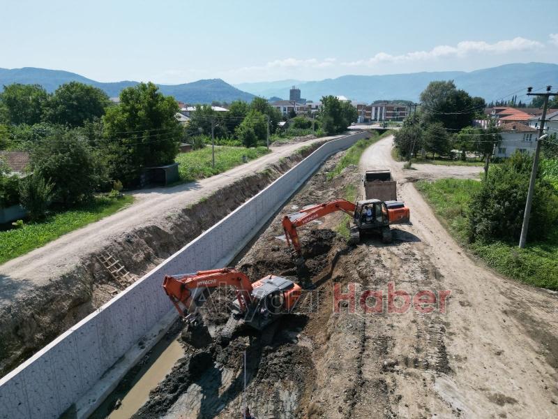 DSİ Karacasuda temizlik ve betonarme kanal yapıyor