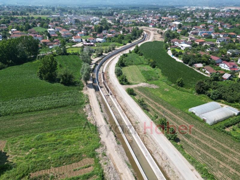 DSİ Karacasuda temizlik ve betonarme kanal yapıyor