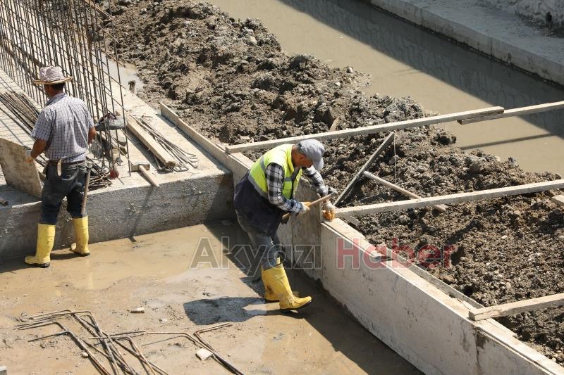 DSİ Karacasuda temizlik ve betonarme kanal yapıyor