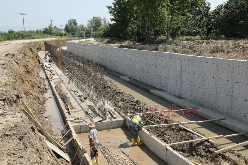 DSİ Karacasuda temizlik ve betonarme kanal yapıyor