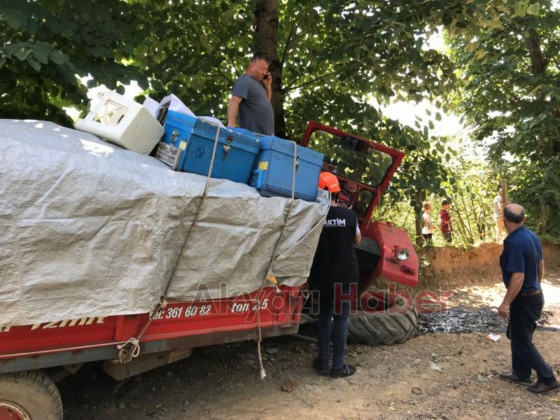 Arı kovanı yüklü traktör kaza yaptı