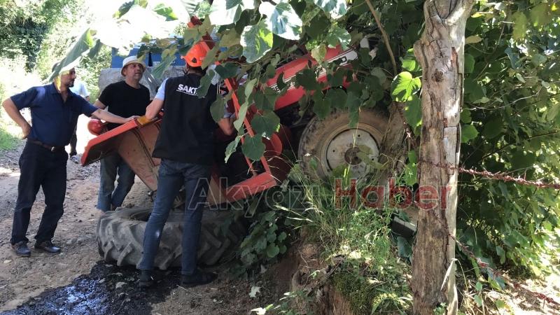 Arı kovanı yüklü traktör kaza yaptı