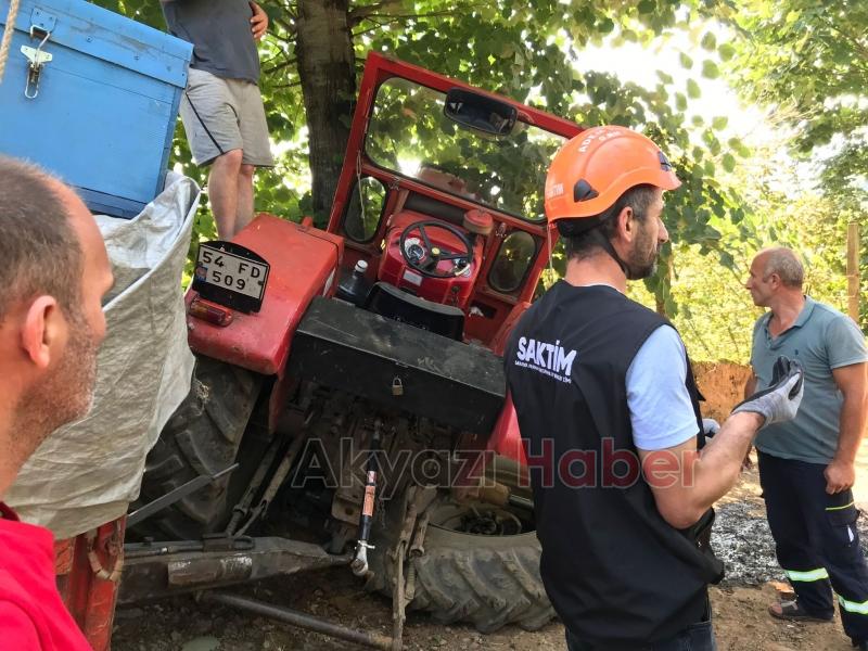 Arı kovanı yüklü traktör kaza yaptı