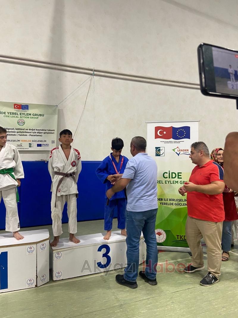 Akyazı ve Karapürçekli judoculardan başarı