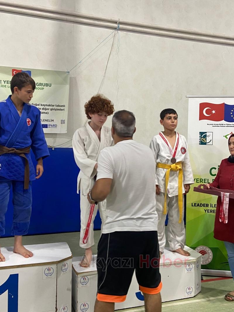 Akyazı ve Karapürçekli judoculardan başarı
