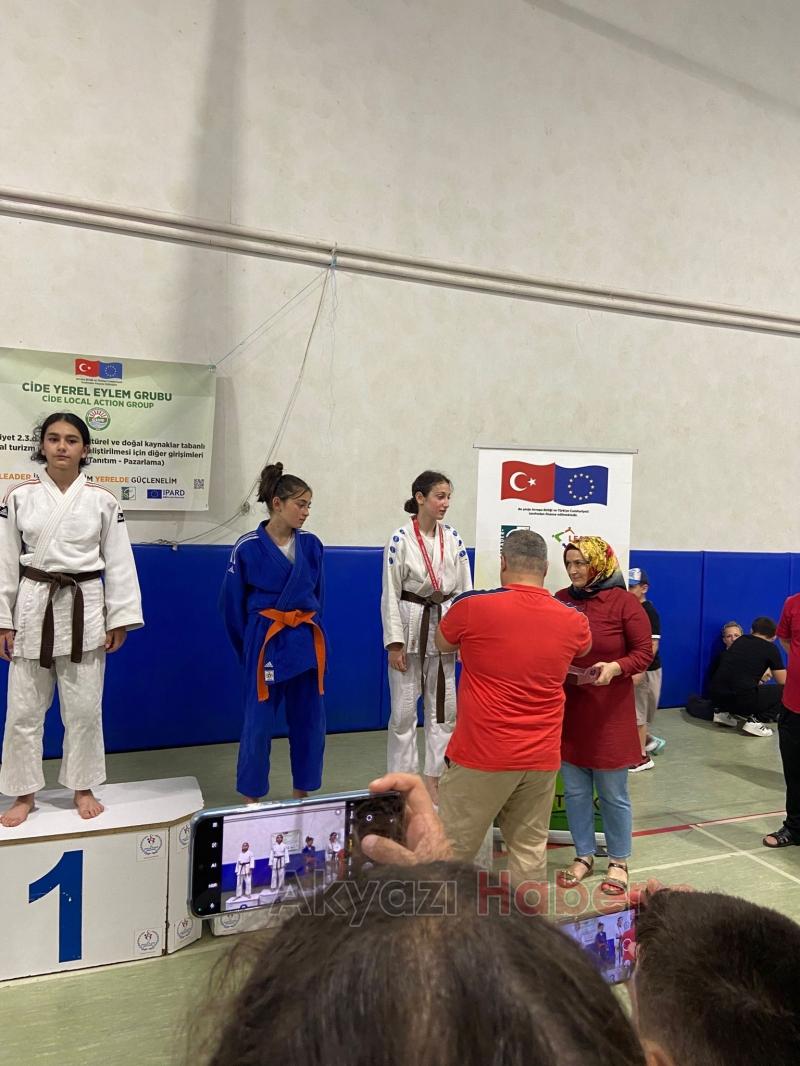 Akyazı ve Karapürçekli judoculardan başarı