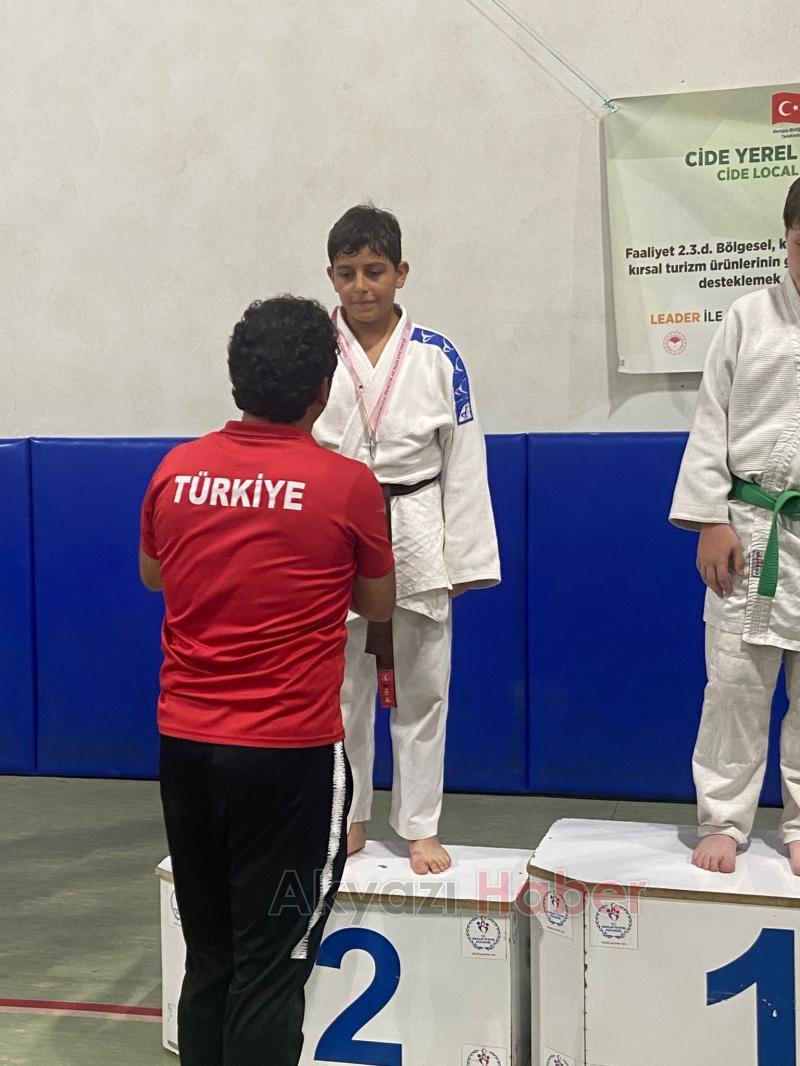 Akyazı ve Karapürçekli judoculardan başarı