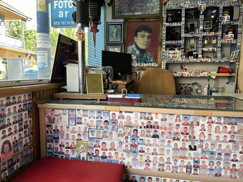 Müşterilerinin vesikalıklarını 38 yıldır saklıyor