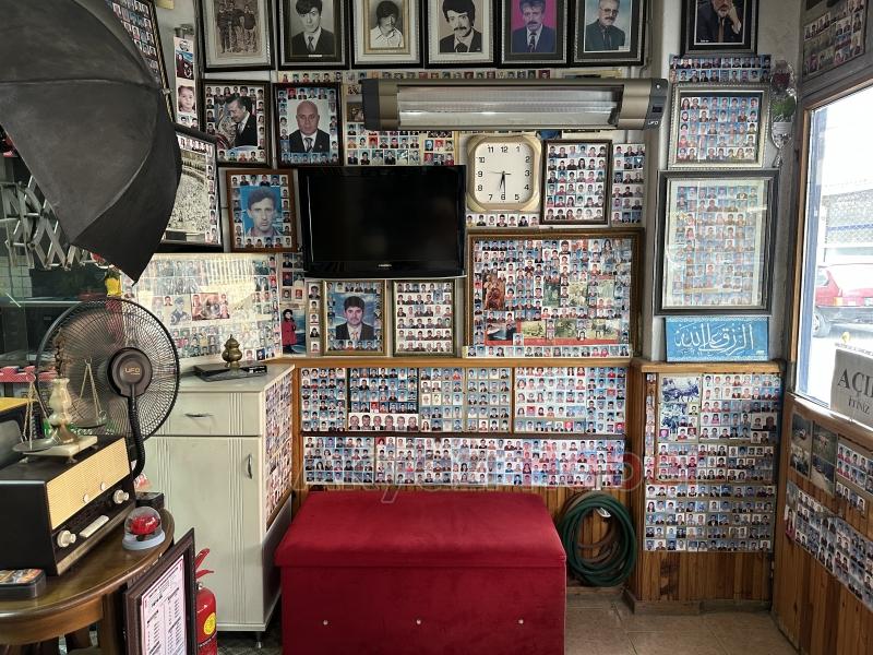 Müşterilerinin vesikalıklarını 38 yıldır saklıyor