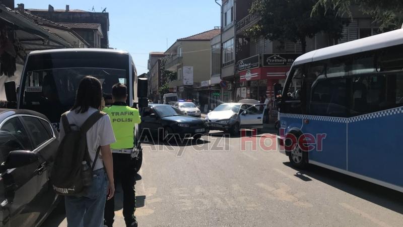 Otomobil minibüse çarptı