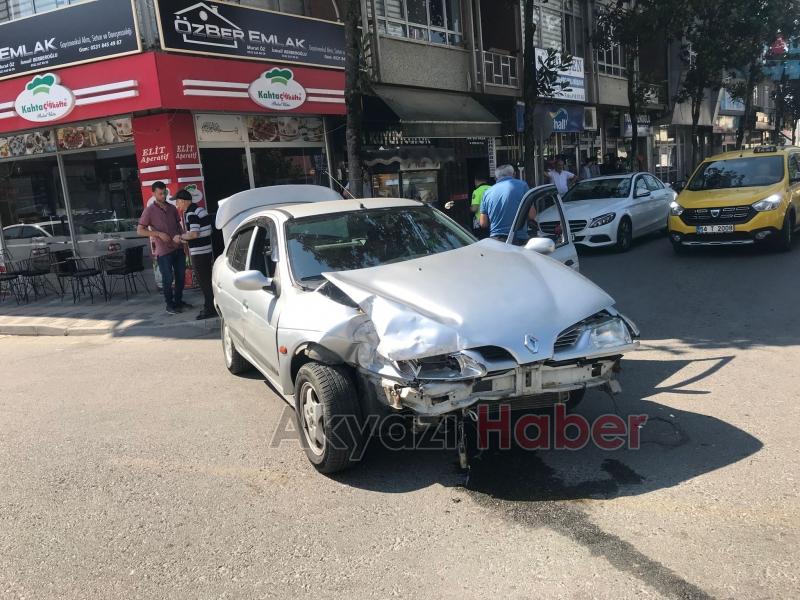 Otomobil minibüse çarptı