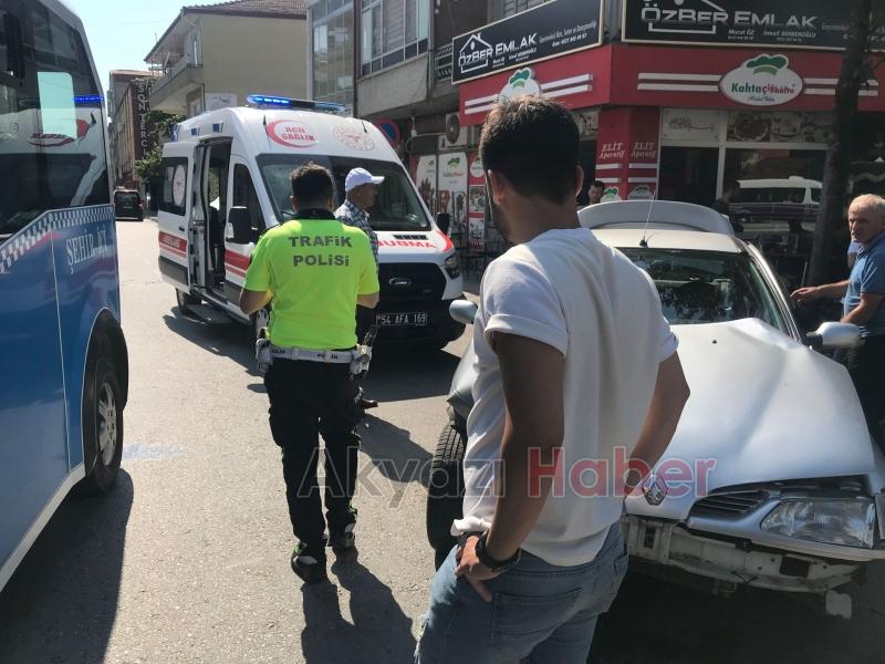 Otomobil minibüse çarptı