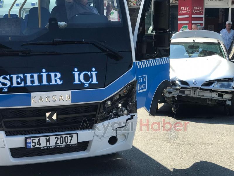 Otomobil minibüse çarptı