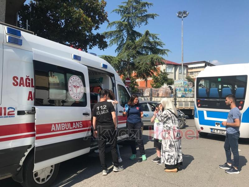 Otomobil minibüse çarptı