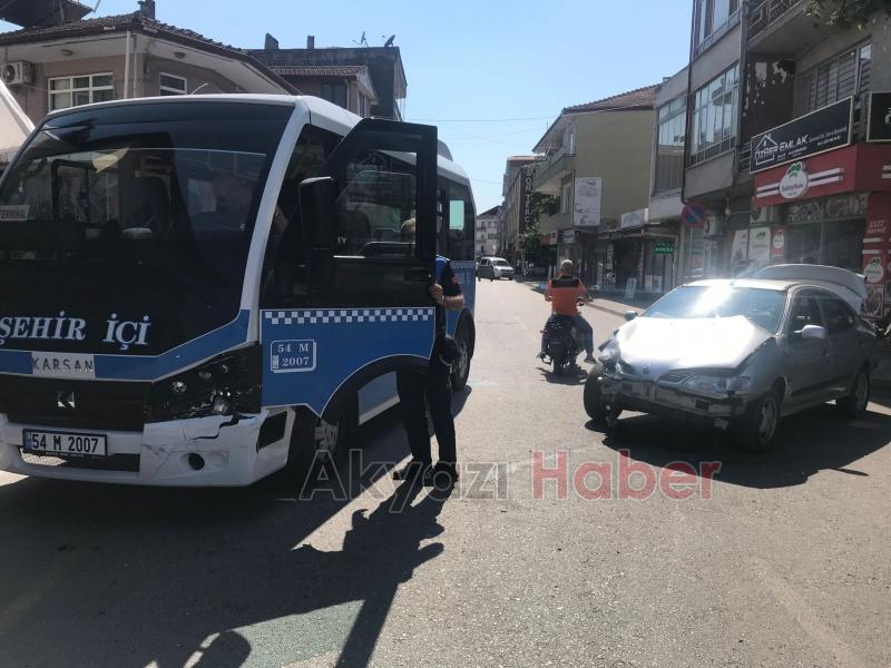 Otomobil minibüse çarptı