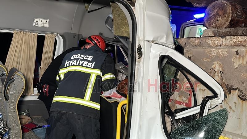 Otoyolda feci kaza: 1 ölü, 20 yaralı