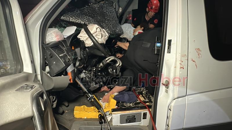 Otoyolda feci kaza: 1 ölü, 20 yaralı