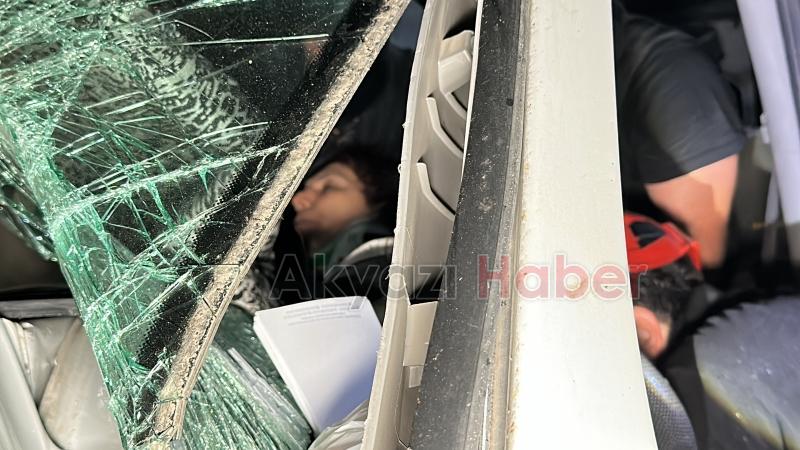 Otoyolda feci kaza: 1 ölü, 20 yaralı